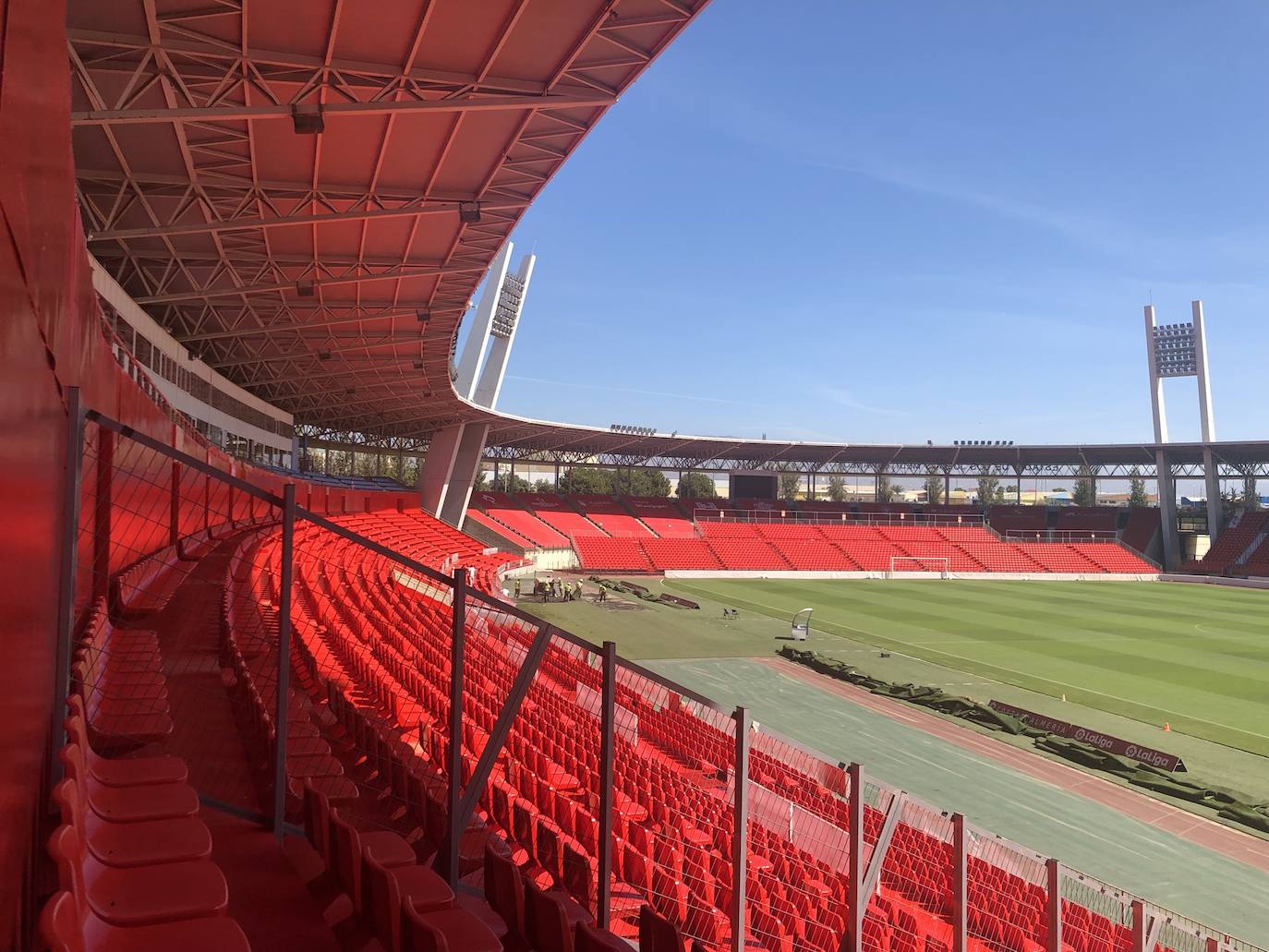 El Estadio del Almería, rojo apasionante Ideal